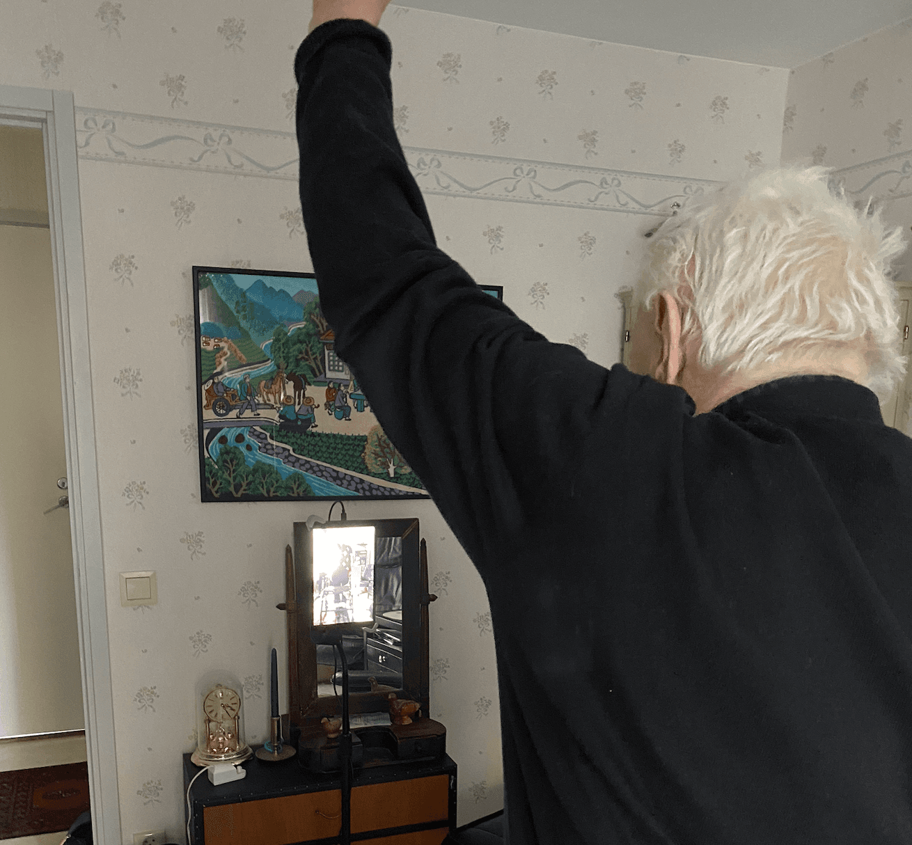 Äldre person som tränar med digitala övningar hemma