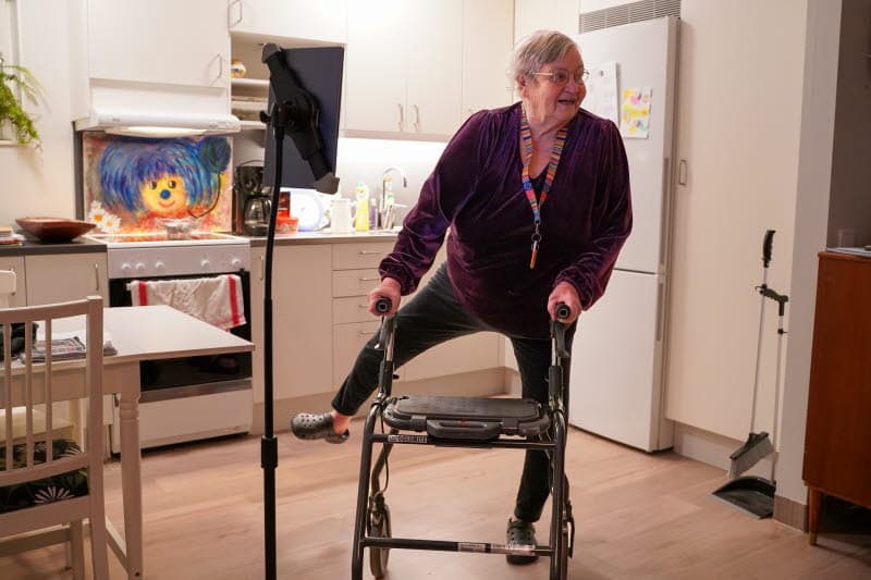 Brukare som tränar hemma med stöd av digitalt program