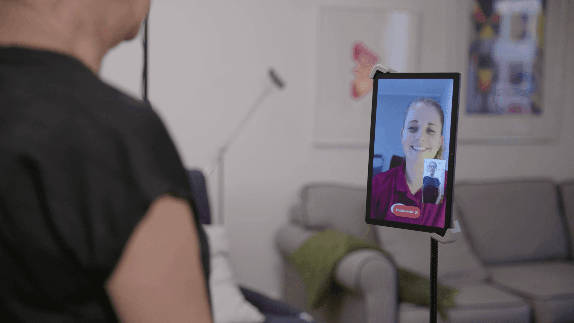 Patient i videosamtal med vårdgivare via Habbie